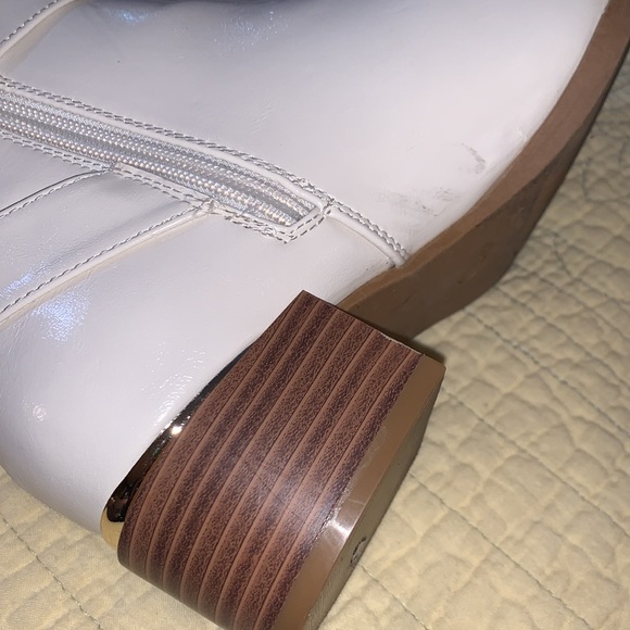 Journee Collection Elley Ivory Ankle Booties Size 7 - Picture 9 of 15